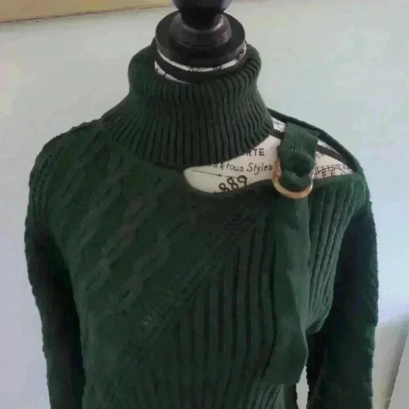 AMAZON  BRAND | Women's Dark Green Cold Shoulder Oversized Knitted Sweat… - Picture 4 of 7